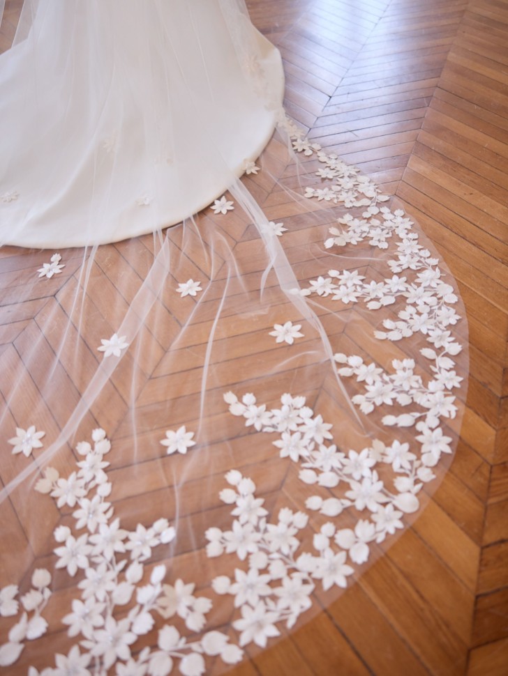 Bianco Ivory Single Tier 3D Flower Royal Length Veil S550