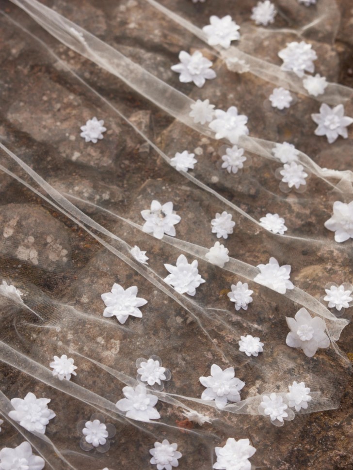 Bianco Ivory Single Tier 3D Flowers Chapel Veil S501