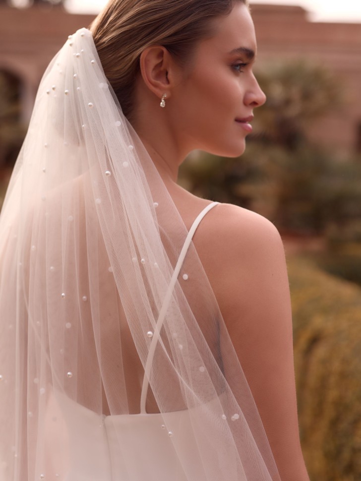 Bianco Ivory Single Tier Scattered Pearl Floor Length Veil S543