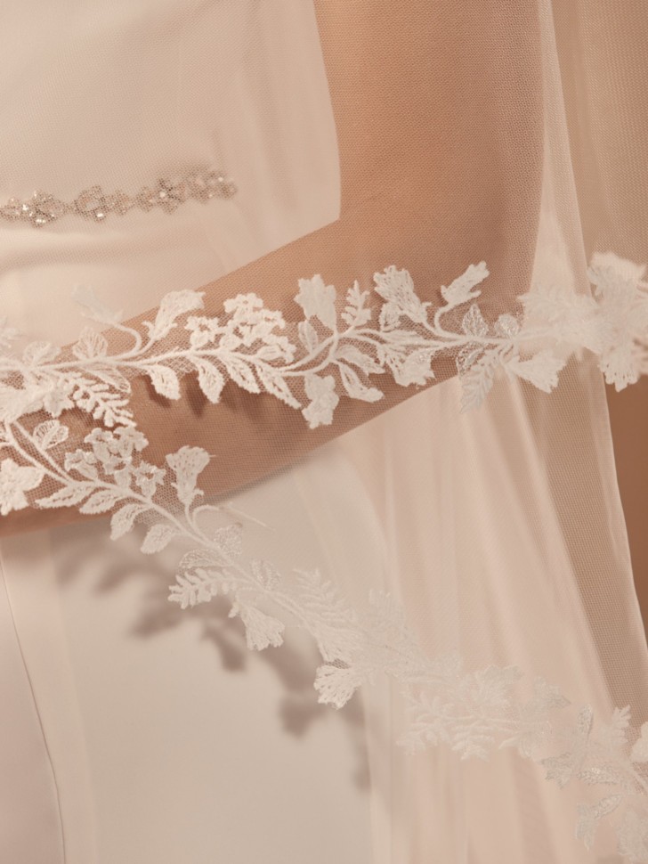 Bianco Ivory Two Tier Lace Edge Chapel Length Veil S455