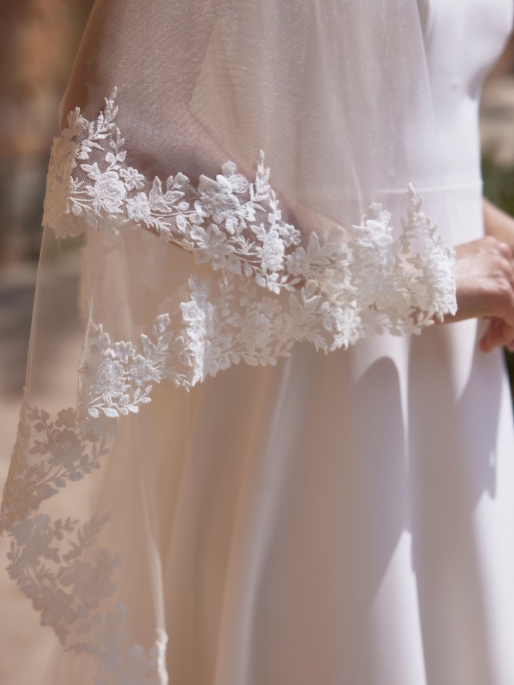 Bianco Ivory Two Tier Floral Lace Edge Chapel Veil S492