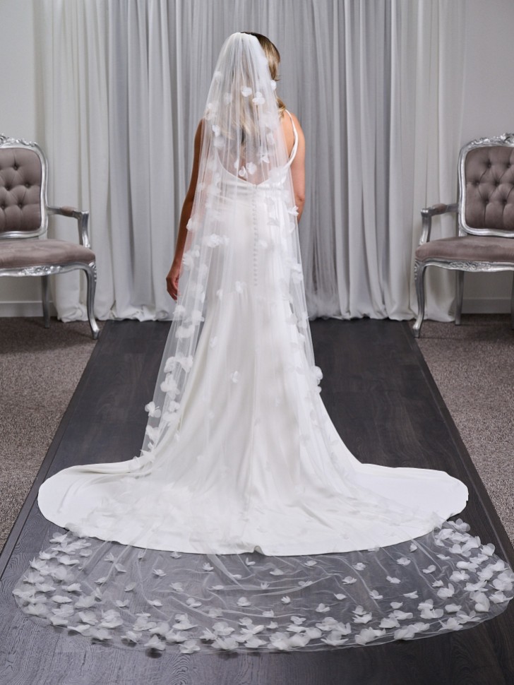 Cloverdale Ivory Single Tier Long 3D Flower Bridal Veil