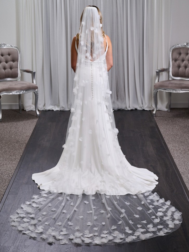Cloverdale Ivory Single Tier Long 3D Flower Bridal Veil