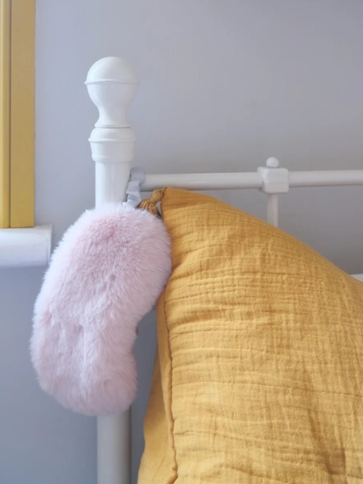 Helen Moore Masque pour les yeux en fausse fourrure rose Blossom