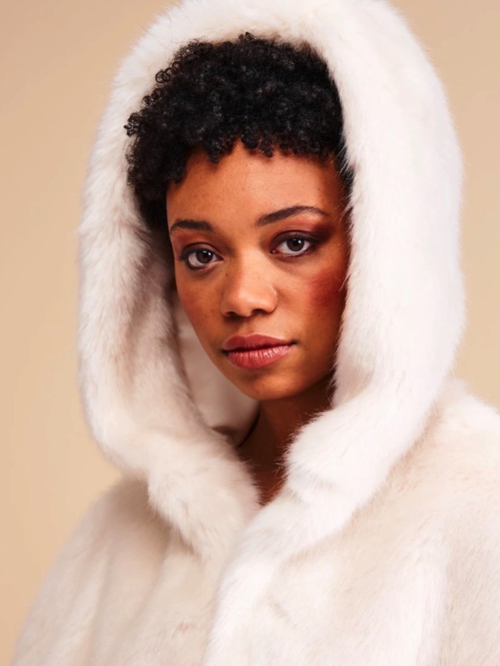 Helen Moore Elfenbeinfarbener Kunstpelz Kurzer Brautumhang mit Kapuze