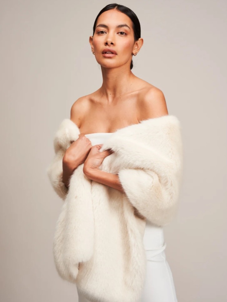 Helen Moore Elfenbeinfarbene lange Kunstpelz-Stola