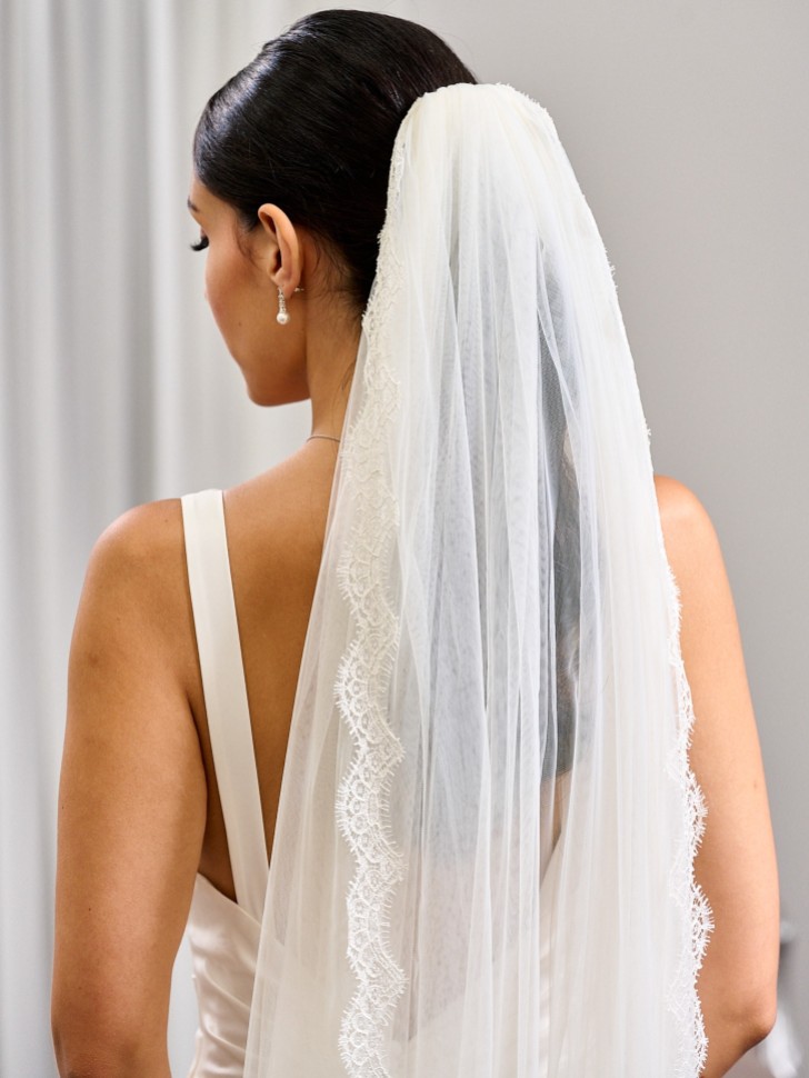 Knightsbridge Single Tier Italian Tulle Scalloped Lace Trimmed Veil