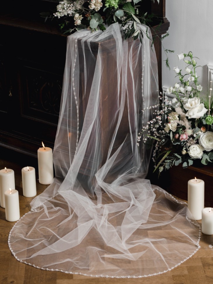 Linzi Jay Einstöckiger Schleier mit Perlen und Perlenrand LA951