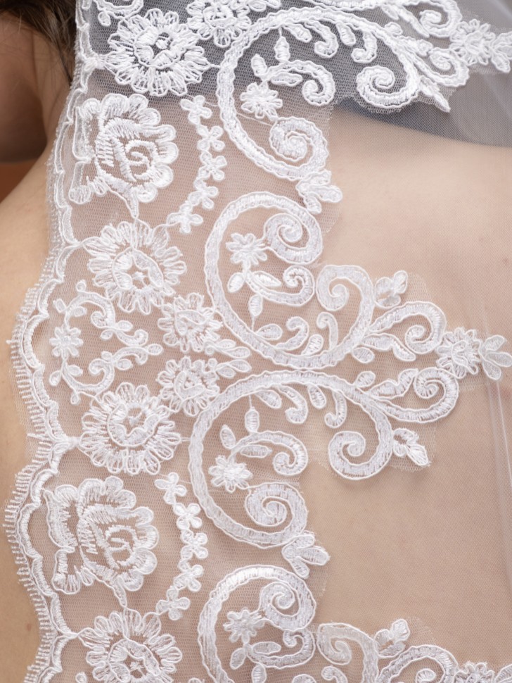 Perfect Bridal Ivory Single Tier Wide Corded Lace Edge Veil