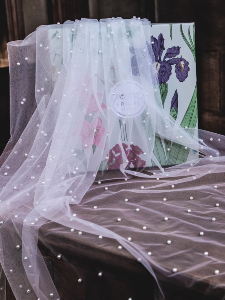 Perfect Bridal Elfenbeinfarbener einreihiger Schleier mit gestreuter Perlenkante