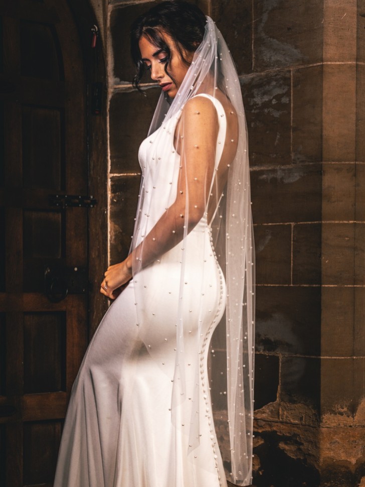 Perfect Bridal Elfenbeinfarbener einreihiger Schleier mit gestreuter Perlenkante