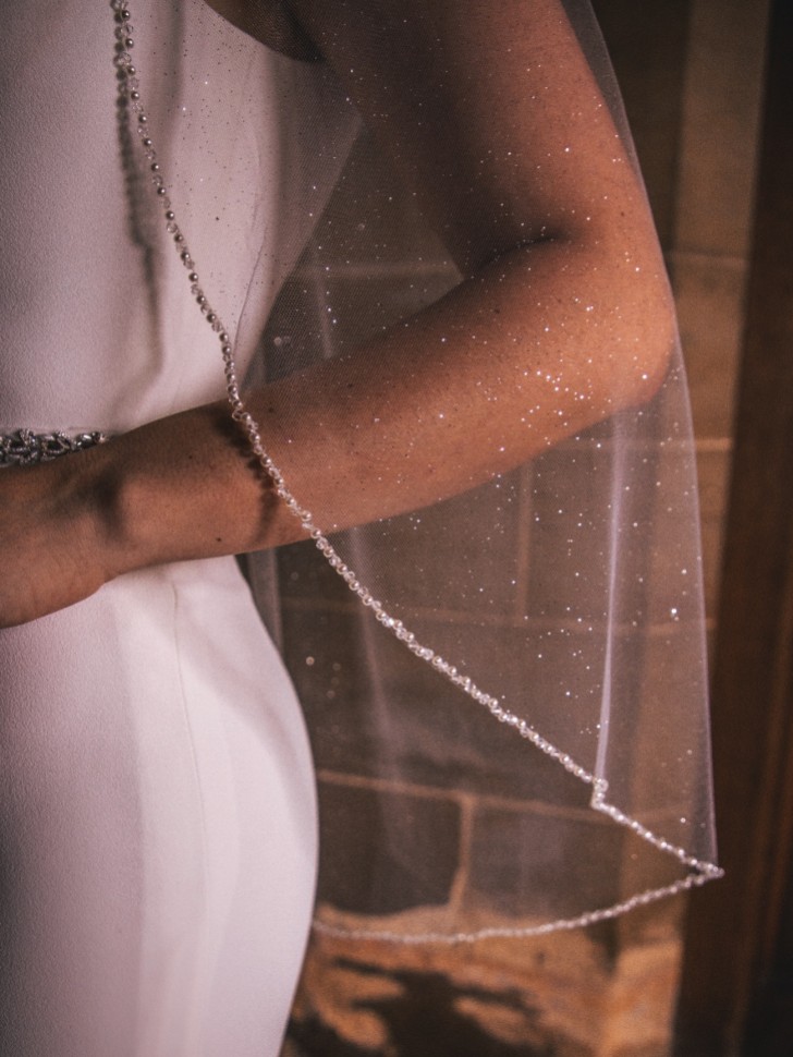 Perfect Bridal Elfenbeinfarbener einstufiger Schleier aus Glitzertüll mit Perlen und Kristallen an den Fingerspitzen