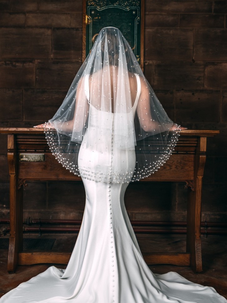 Perfect Bridal Elfenbeinfarbener zweistufiger, stark verzierter, kurzer Perlenschleier