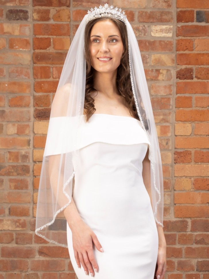 Perfect Bridal Elfenbeinfarbener, einstufiger, perlenbesetzter Silberrand-Fingerspitzenschleier