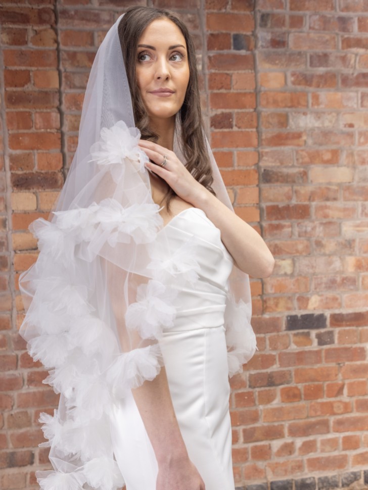 Perfect Bridal Elfenbein Zweistöckig 3D Blumen Rand Fingerspitze Schleier