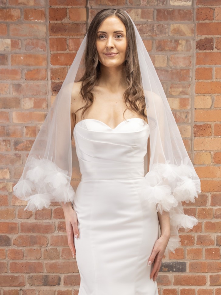 Perfect Bridal Elfenbein Zweistöckig 3D Blumen Rand Fingerspitze Schleier