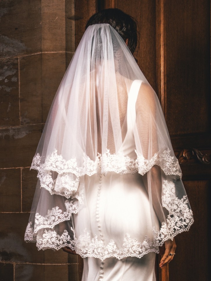 Perfect Bridal Elfenbein zweistufiger floraler Spitzenschleier mit Fingerspitze