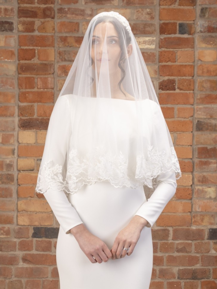 Perfect Bridal Elfenbeinfarbener zweistufiger breiter floraler Spitzenschleier mit Fingerspitze