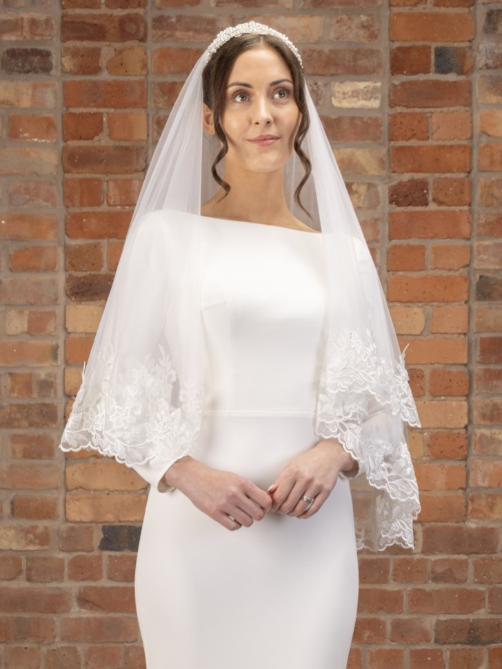 Perfect Bridal Elfenbeinfarbener zweistufiger breiter floraler Spitzenschleier mit Fingerspitze