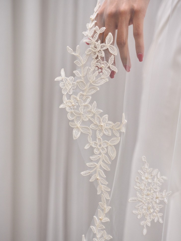 Windsor Single Tier Italian Tulle Scalloped Edge Veil with Lace Motifs