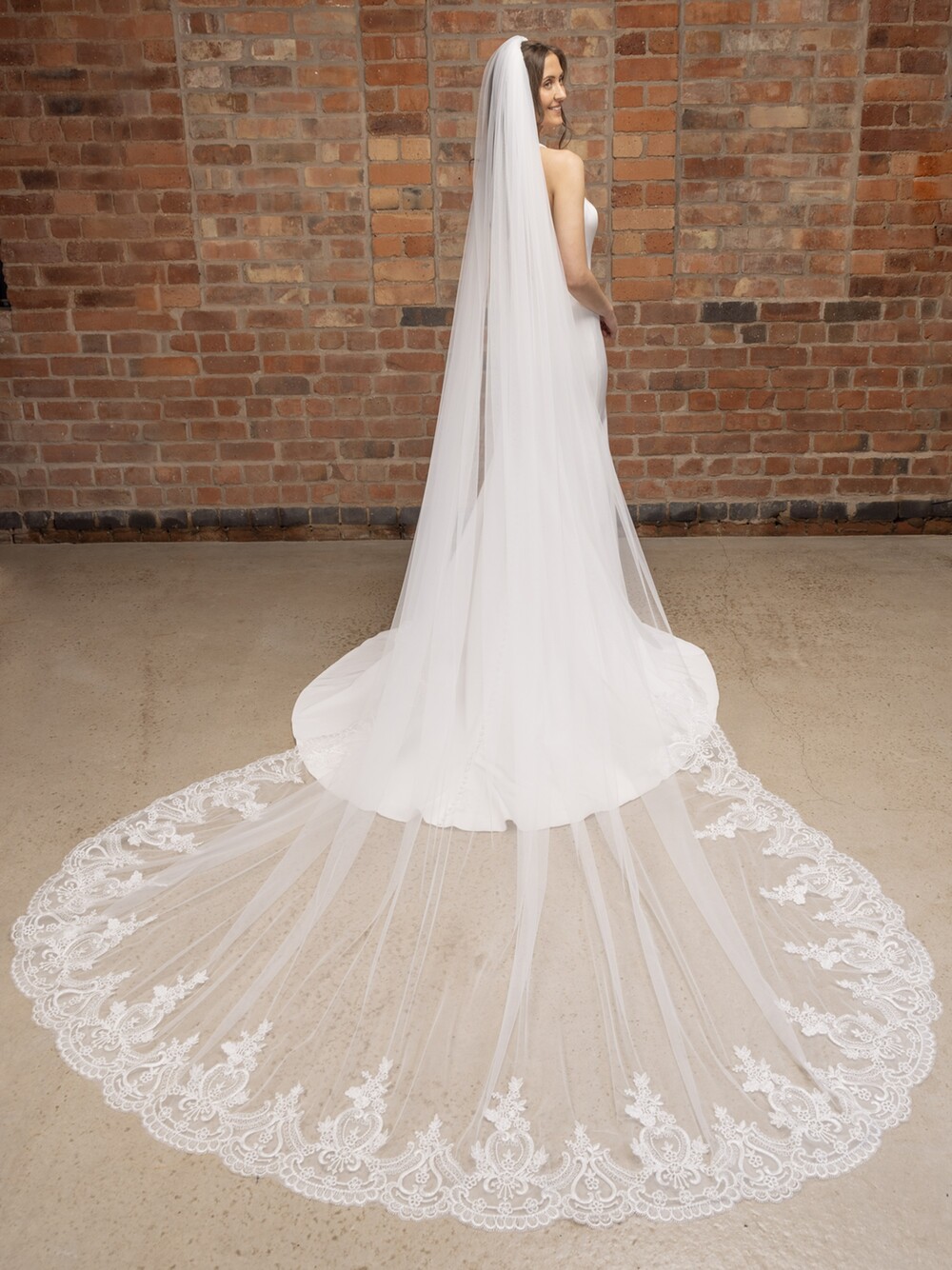 Ibasenice 3-Meter Cathedral Wedding Veil – Soft Ivory Tulle  display picture 2
