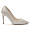 Schlicht und elegant: Elfenbeinfarbene spitze Pumps mit einer Umschlag-Clutch