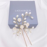 Fotografia: Alfinete de cabelo floral com pérolas Mimi Gold para casamento