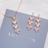 Fotograf: Amalia Rose Gold kubischer Zirkon und Perle Brautschmuck Set