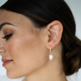 Fotografia: Arianna Brincos de argola em ouro com diamantes e pérola pendente ARE688