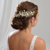 Fotografía: Arianna Peineta con motivos de flores y hojas AR787