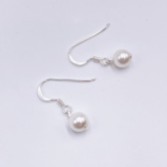 Fotografía: Arianna Pendientes sencillos con perlas colgantes