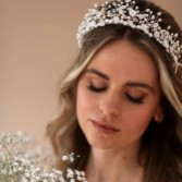 Fotografia: Arianna Tiara com pérolas astrais, contas e flores AR737