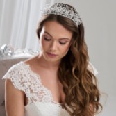 Fotografía: Arianna Tiara con adornos de cristales de Zara AR762