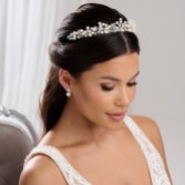 Fotografia: Arianna Tiara de noiva clássica com pérolas e cristais Adore AR649