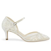 Fotografía: Bella Belle Zapatos de novia D'Orsay de encaje floral en color marfil con tacón bajo