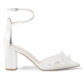 Fotografía: Bella Belle Zapatos de novia de seda color marfil con tacón en forma de bloque y estampado de mariposas