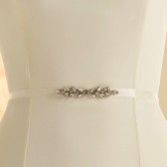 Fotograf: Bianco Schmaler Satin-Hochzeitsgürtel mit Kristall-Detail