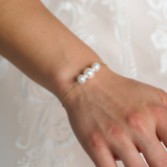 Photograph: Bracelet Sadie en or avec perles délicates