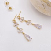 Fotografia: Brincos compridos em forma de gota com zircónia cúbica Radiance Gold 