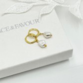 Fotografia: Brincos de argola tipo huggie com pérolas de água doce Bali Gold