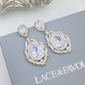 Fotografia: Brincos de casamento com lustres de cristal estilo Evita