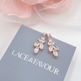 Fotografia: Brincos pendentes Lila Dainty com zircónia cúbica (ouro rosa)
