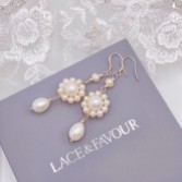 Fotografia: Brincos tipo lustre Selaina com flores e pérolas de água doce