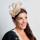 Fotograf: Champagner Einfache Seite Falte Sinamay Hochzeit Fascinator