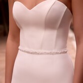 Fotografia: Cinto para vestido de noiva em crepe cor de marfim com contas e pérolas da Bianco