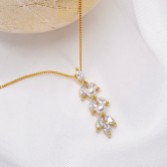 Fotografia: Colar com pendente Amalia Gold em zircónia cúbica e pérolas