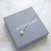 Fotografia: Collana con pendente a goccia con tre cristalli e perla di Celine