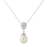 Photograph: Collier à pendentifs en perles en forme de gouttes Paloma