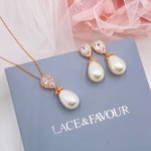 Fotografia: Conjunto de joias de noiva Paloma em ouro rosa com pérolas em forma de lágrima
