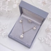 Fotografia: Conjunto de joias Evie Dainty com brincos de pérola e pendente